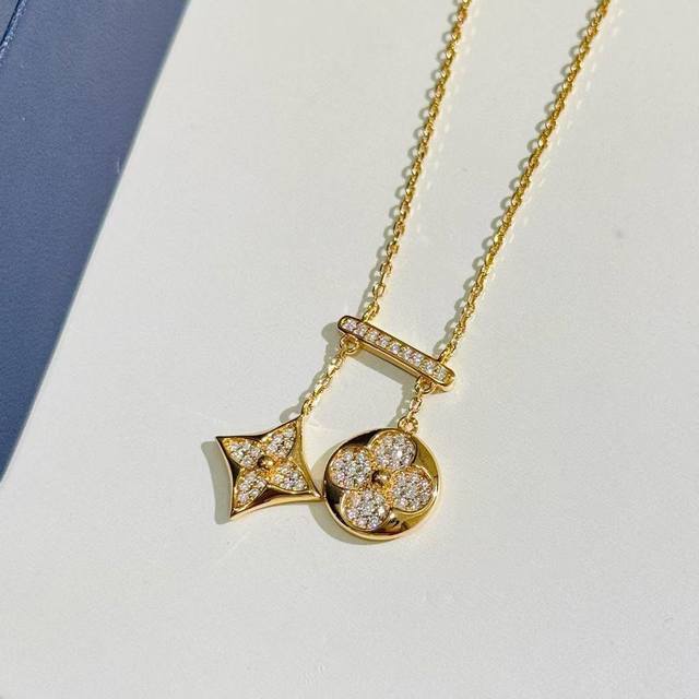 Lv 路易威登 经典 代购级别 最简单标志 双四叶草 项链 当锁骨链也非常恰当 原版扣头 一比一工艺技术 简约最耐看 上身特别的仙气满满 标志性经典款 很适合日