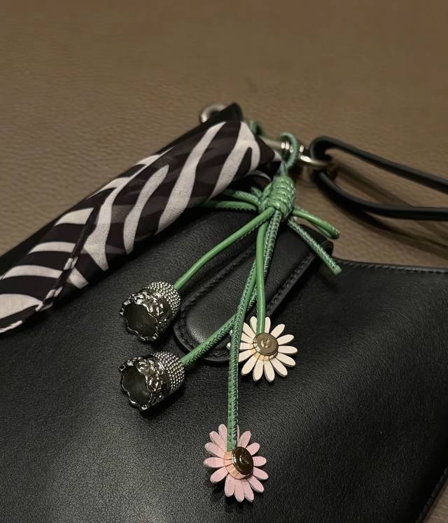 p100 罗意威 Loewe 同款挂饰，清新元气感，为包包注入一抹灵动亮色。是属于热带的元气与温柔。