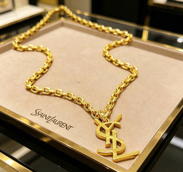 p170。 圣罗兰项链新品发布 V金材质 Yves Saint Laurent Divas‘ Dream 系列 品相完美，细节无敌，那种独特的色泽完全无可挑剔，