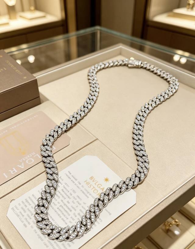 p470 宝格丽项链V金材质古巴链满天星高端品质 。Bvlgari宝格丽 Divas‘ Dream 系列 品相完美，细节无敌，那种独特的色泽完全无可挑剔，再缀以