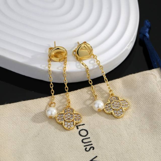 p70Lv earrings from Louis Vuitton bring a fashionable and fun visual appeal. The