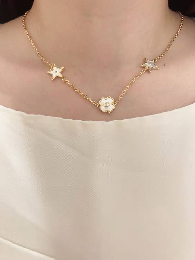 高版本p80 Dior迪奥白色贝母四叶草星星项链，金色链条搭配精致四叶草和星星吊坠，白色贝母点缀，清新优雅，简约大气又不失时尚感。四叶草和星星的完美结合，佩戴清