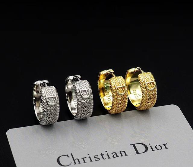 p70 最新 迪奥火爆 各路网红同款，爆 Dior 系列，Cd字母项链官网最新 同步 Dior 专柜一致材质 无死角的美！