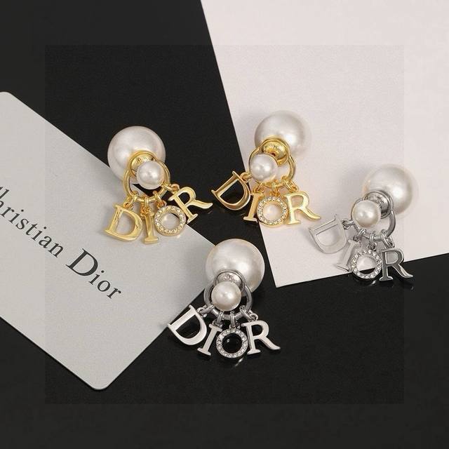 p70迪奥字母Dior珍珠耳环 这款 Dior Tribales 耳环在 Dior 标志性款式的基础上演绎出新的风格。白色树脂珠饰悬挂着银色饰面金属字母“D.I