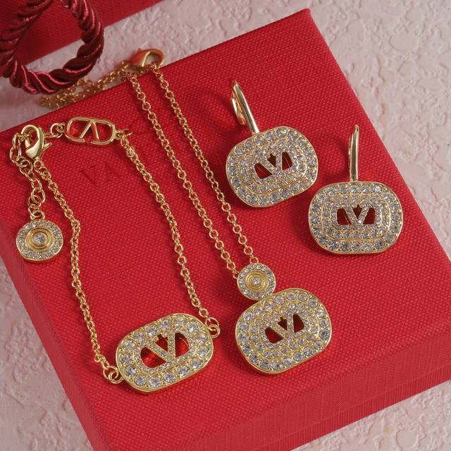 Valentino 华伦天奴耳钉￥p80 华伦天奴手链￥p80 华伦天奴项链￥p80 华伦天奴套装