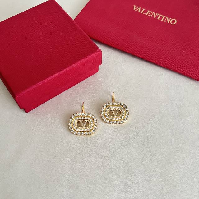 p110Valentino 华伦天奴 耳环重磅新品火爆网络来了 简约大方 时尚百搭。