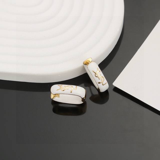 p70 Ysl 圣罗兰 耳钉原装黄铜材质 Yves Saint Laurent 创立于1961年 优雅抽象大胆别致的设计风格使它成为奢华时尚界著名的品牌之一。引