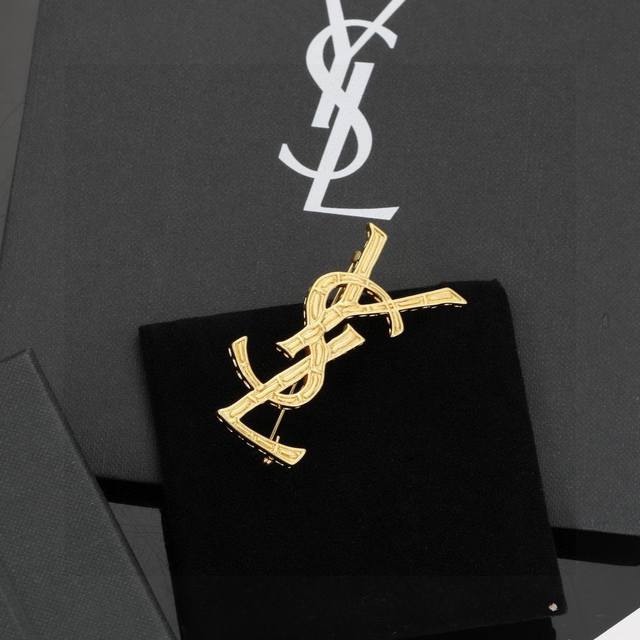 p60 Ysl 圣罗兰 胸针原装黄铜材质 Yves Saint Laurent 创立于1961年 优雅抽象大胆别致的设计风格使它成为奢华时尚界著名的品牌之一。引