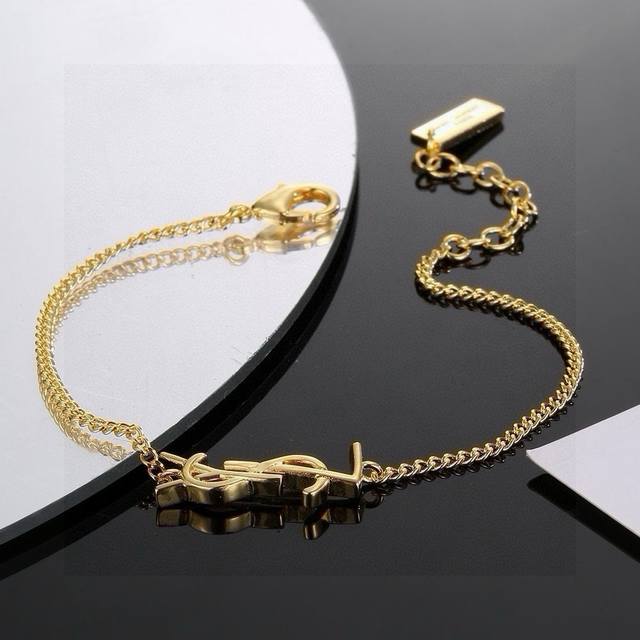p70 圣罗兰Ysl 手链 经典奢侈 时尚百搭 犹如酒会礼服一般，绚烂多姿。经典 最具个性魅力象征永远的不变的情怀，代表着经典和永恒 ！秉承圣罗兰的传统 特别的