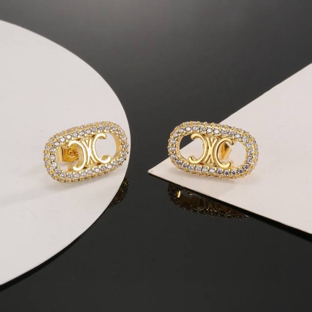 p70 Celine earrings, classic gold, small, delicate, cute, and versatile. The ret