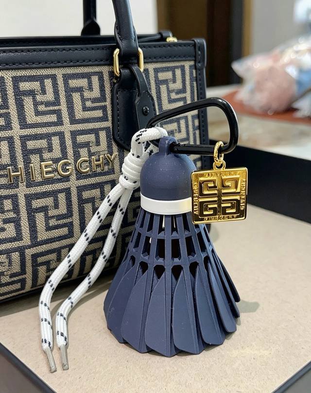 p100 新品发布 纪梵希钥匙扣包包挂饰 纪梵希钥匙扣 最新款包包挂饰档次更高明星同款 经典款联名设计理念钥匙扣系列 细节对版做旧处理 非市面亮面版型 这款
