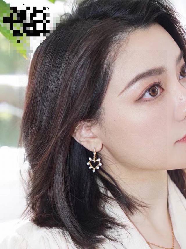 p70Celine's new gold heart-shaped stud earrings feature a unique and distinctive