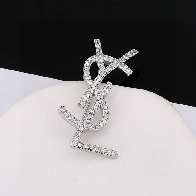 p60 圣罗兰Ysl 胸针 经典奢侈 时尚百搭 犹如酒会礼服一般，绚烂多姿。经典 最具个性魅力象征永远的不变的情怀，代表着经典和永恒 ！秉承圣罗兰的传统 特别的