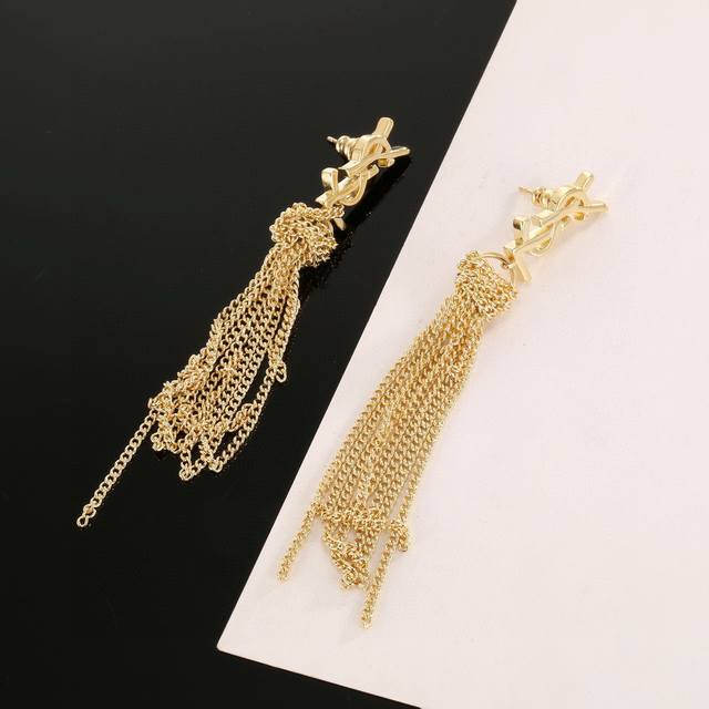 p70 圣罗兰Ysl 耳钉经典奢侈 时尚百搭 犹如酒会礼服一般，绚烂多姿。经典 最具个性魅力象征永远的不变的情怀，代表着经典和永恒 ！秉承圣罗兰的传统 特别的闪