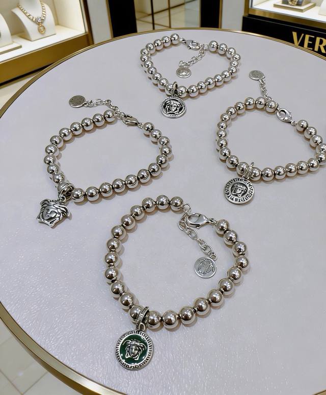 p120 High-quality Versace Medusa head bracelet, original single-piece, new count