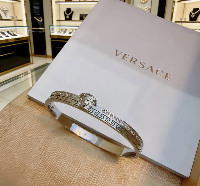 p120 Versace Dumas logo bracelet is stylish and cool, exuding a touch of unrestr