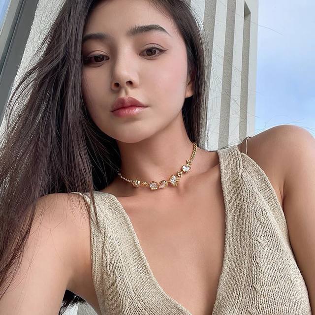 p90Celine's new necklace features a unique and distinctive design that will over