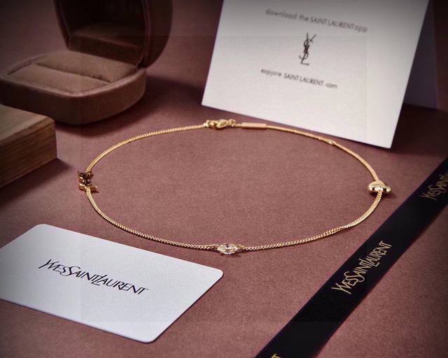 p60Ysl 圣罗兰 项链 原装黄铜材质 Yves Saint Laurent 创立于1961年 优雅抽象大胆别致的设计风格使它成为奢华时尚界著名的品牌之一。引