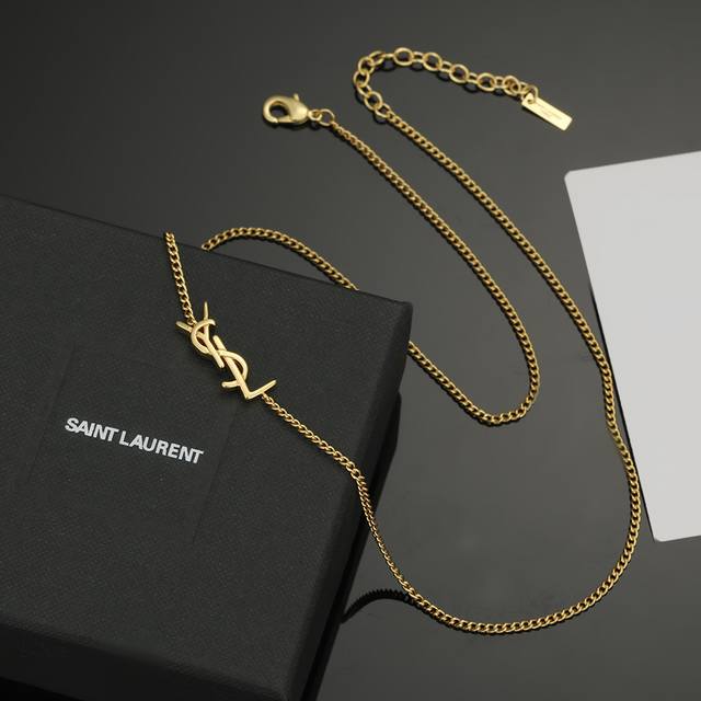 p70 Ysl 圣罗兰 项链原装黄铜材质 Yves Saint Laurent 创立于1961年 优雅抽象大胆别致的设计风格使它成为奢华时尚界著名的品牌之一。引