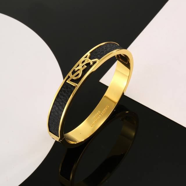 圣罗兰Ysl 手镯经典奢侈 时尚百搭 犹如酒会礼服一般，绚烂多姿。经典 最具个性魅力象征永远的不变的情怀，代表着经典和永恒 ！秉承圣罗兰的传统 特别的闪~手镯p