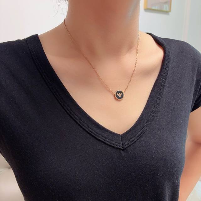 p90 阿玛尼Armani新品吊坠项链真的挑到我的审美上了，不是那种很温柔，很成熟的是那种一看上去显的人很精致，很时尚，很高档而且黑色跟白色上面都有阿玛尼的I