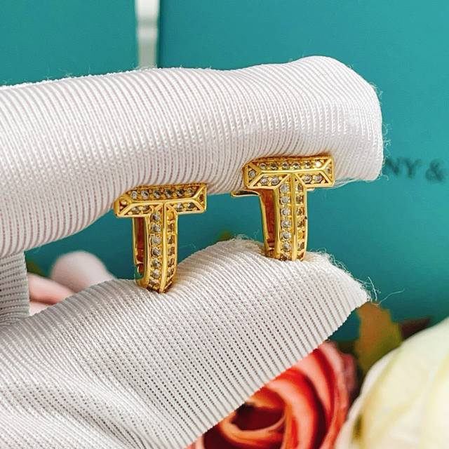p90 Tiffany*帝芙尼最新款金色镶钻马蹄耳钉 一致Z批黄铜材质，非常的上镜设计很特别值得入手高级手工坊系列
