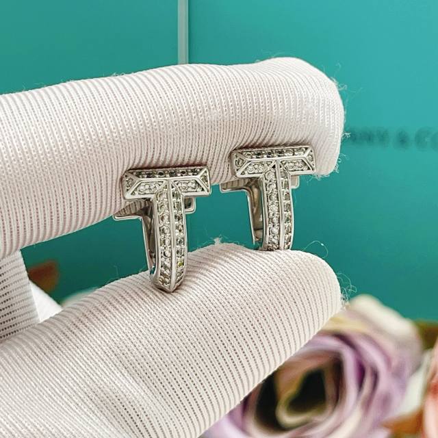 p90 Tiffany*帝芙尼最新款银色镶钻马蹄耳钉 一致Z批黄铜材质，非常的上镜设计很特别值得入手高级手工坊系列