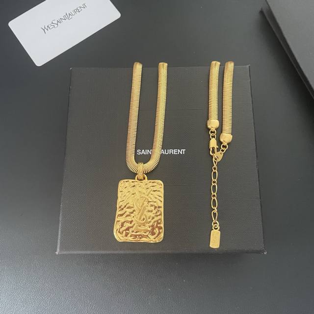 p190 圣罗兰Ysl项链，原装黄铜材质，优雅、抽象、大胆，潮人必备款。中古项链圣罗兰 中古方牌字母长项链