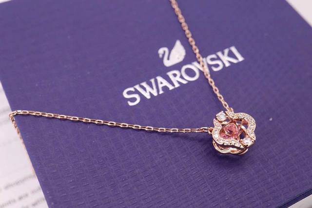 p70 Swarovski 四叶草红跳动 锁骨项链 这款施华洛世奇项链带有精致考究的花朵装饰,四叶草造型、悬浮似的粉红色Swarovski仿水晶,与镀玫瑰金色 p70 Swarovski 四叶草红跳动 锁骨项链 这款施华洛世奇项链带有精致考究的花朵装饰,四叶草造型、悬浮似的粉红色Swarovski仿水晶,与镀玫瑰金色