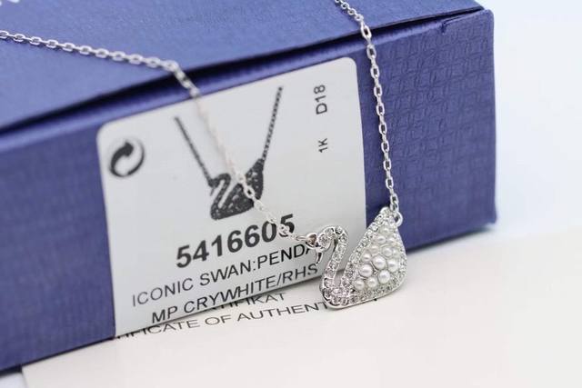 p60 施华洛世奇项链Swarovski 珍珠天鹅项链 小号 新款以妩媚精致、重新诠释品牌的天鹅标志。这款华丽耀眼的镀白金色项链,以超细的白色Swarovsk p60 施华洛世奇项链Swarovski 珍珠天鹅项链 小号 新款以妩媚精致、重新诠释品牌的天鹅标志。这款华丽耀眼的镀白金色项链,以超细的白色Swarovsk