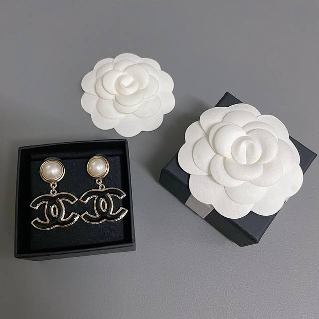 p120 Our Swarovski white pearl pendant black C stud earrings Z 4100 are exclusiv