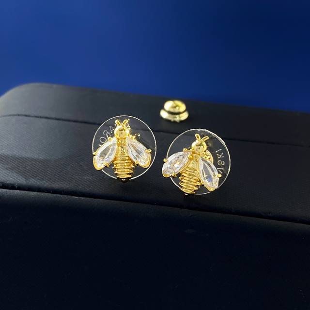 Sh97 p70 施华洛世奇小巧可爱金属光面小蜜蜂造型翅膀镶锆石椭圆白钻时尚百搭耳钉 黄铜材料 金色 重约2G 尺寸约1Cm*1.2Cm*0.4Cm Sh97 p70 施华洛世奇小巧可爱金属光面小蜜蜂造型翅膀镶锆石椭圆白钻时尚百搭耳钉 黄铜材料 金色 重约2G 尺寸约1Cm*1.2Cm*0.4Cm