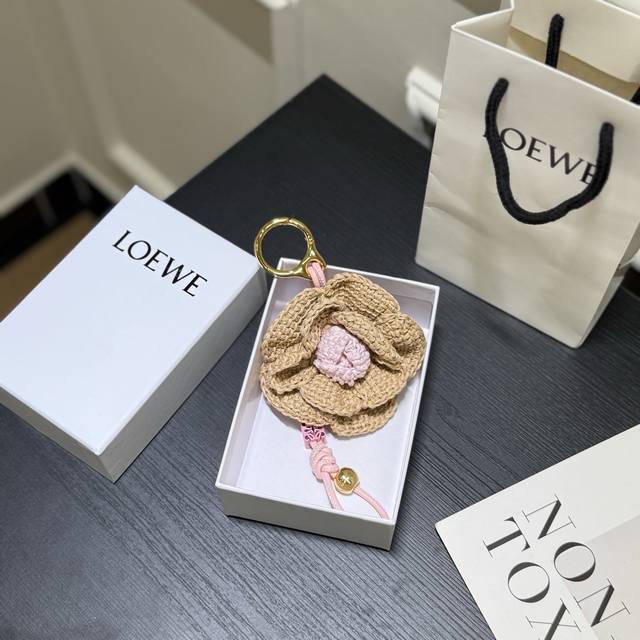p110 罗意威Loewe 编织 花朵挂饰 挂件 经典牛皮革层叠设计花卉挂饰，搭配牛皮革环带和金色饰面 Anagram 批Ebble 骰子。可挂于包包，其萌