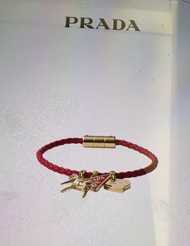 p170 马年新款 prada 普拉达 手皮 手链 ,爆款新品 精致耐看 华丽登场,整体细节非常令人惊喜,典雅而时尚,突显法式高雅气息。 尺寸:17、19 p170 马年新款 prada 普拉达 手皮 手链 ,爆款新品 精致耐看 华丽登场,整体细节非常令人惊喜,典雅而时尚,突显法式高雅气息。 尺寸:17、19
