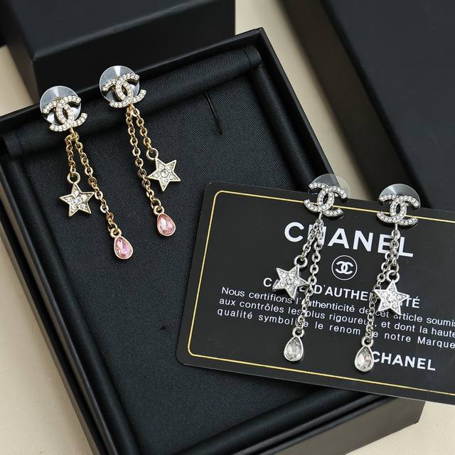 p60 Chanel26C粉色星星流苏耳环 经典双C标志+金色链条，点缀粉色水滴和星星吊坠，甜美优雅又精致。金属镀金材质，镶嵌仿水晶，流苏设计修饰脸型，日常通