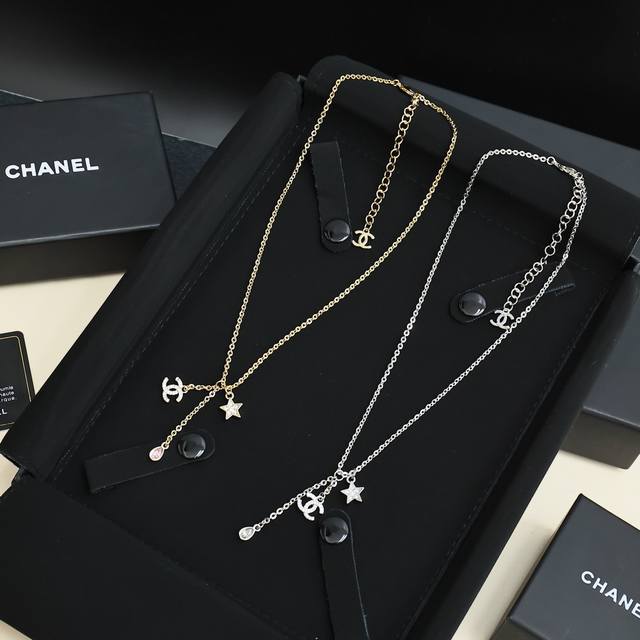 p60 Chanel26C粉色星星流苏项链 经典双C标志+金色链条，点缀粉色水滴和星星吊坠，甜美优雅又精致。金属镀金材质，镶嵌仿水晶，流苏设计修饰脸型，日常通