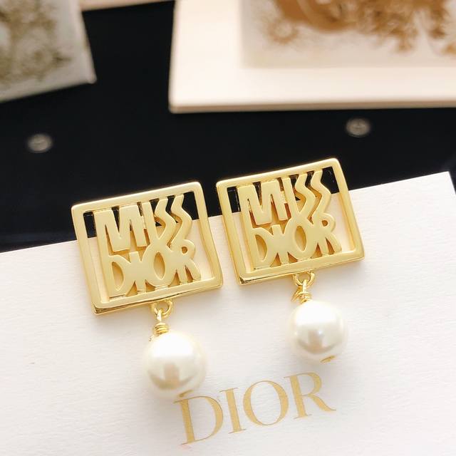 p60编号Ded0648 Dio*最新款方形光面吊珍珠耳钉 一致Zp黄铜材质