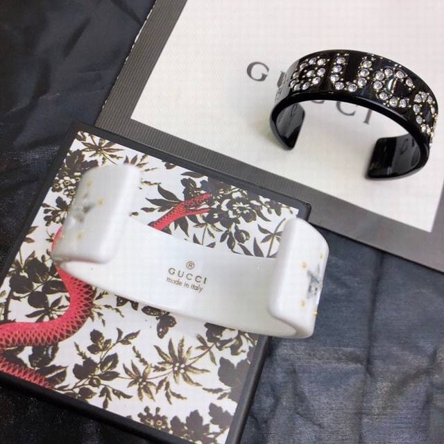 p80 Gucci新款树脂手镯 采用星星造型水晶和品 牌Logo重新演绎。精致闪亮细节给这款怀旧配饰增添了出人意料的层次感。以惊艳设计向品牌传统精髓致敬。简洁 p80 Gucci新款树脂手镯 采用星星造型水晶和品 牌Logo重新演绎。精致闪亮细节给这款怀旧配饰增添了出人意料的层次感。以惊艳设计向品牌传统精髓致敬。简洁