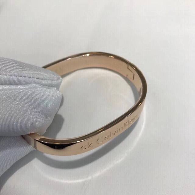p100 香港代购专柜正品 Ck手镯 男女情侣款手环 欧美简约时尚.两个尺寸S码.M码 p100 香港代购专柜正品 Ck手镯 男女情侣款手环 欧美简约时尚.两个尺寸S码.M码