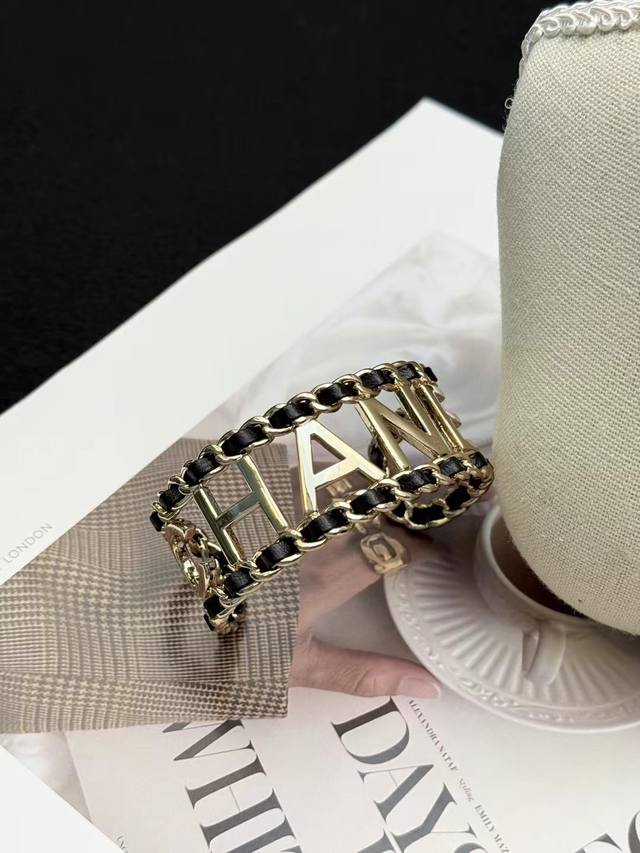 p100 Chanel 黑金链条字母手镯 香奈儿黑金链条字母手镯,金属材质+黑色编织链条,经典双C Logo超有辨识度计。开放式设计,佩戴灵活,适合各种手腕。 p100 Chanel 黑金链条字母手镯 香奈儿黑金链条字母手镯,金属材质+黑色编织链条,经典双C Logo超有辨识度计。开放式设计,佩戴灵活,适合各种手腕。