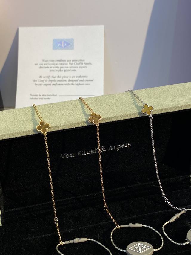 p100 V金材质Vca四叶草Mini虎眼石手链
