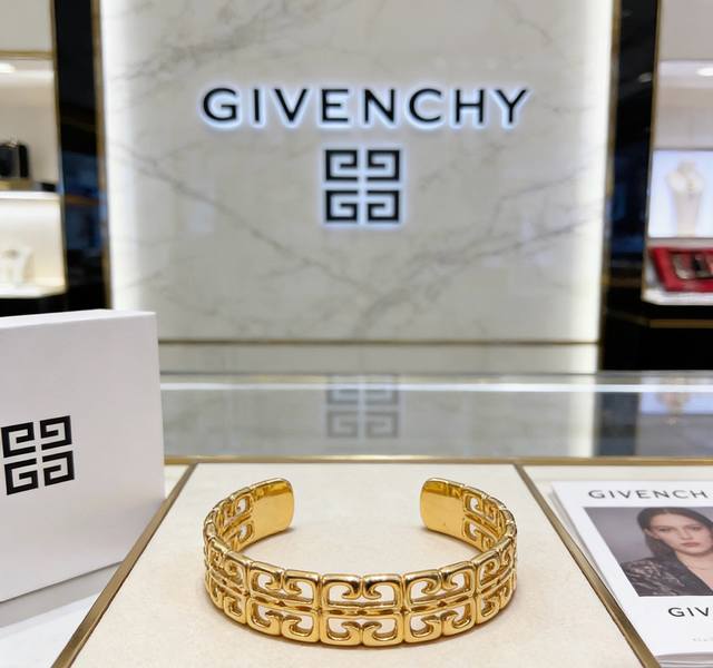p120 原单货新品 纪梵希手镯Givenchy新款手镯专柜一致 细节做工精细 每个细节流程到位 设计工艺精细 火爆款出货 设计独特 复古风格 纪梵希手镯