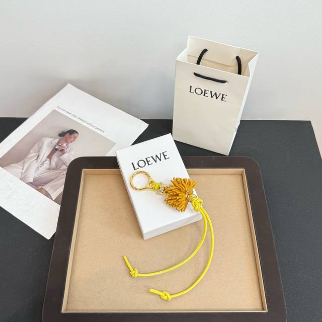 170新品 罗意威Loewe 动物系列-挂饰 挂件 牛皮革和醋酸纤维挂饰，连接有牛皮革环带和 Anagram骰子。灵感源自 puzzle 10周年多色典藏版