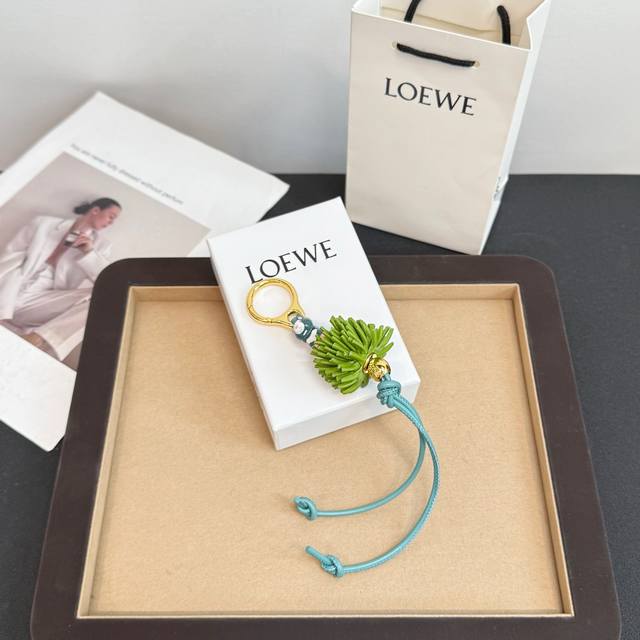 170新品 罗意威Loewe 动物系列-挂饰 挂件 牛皮革和醋酸纤维挂饰，连接有牛皮革环带和 Anagram骰子。灵感源自 puzzle 10周年多色典藏版