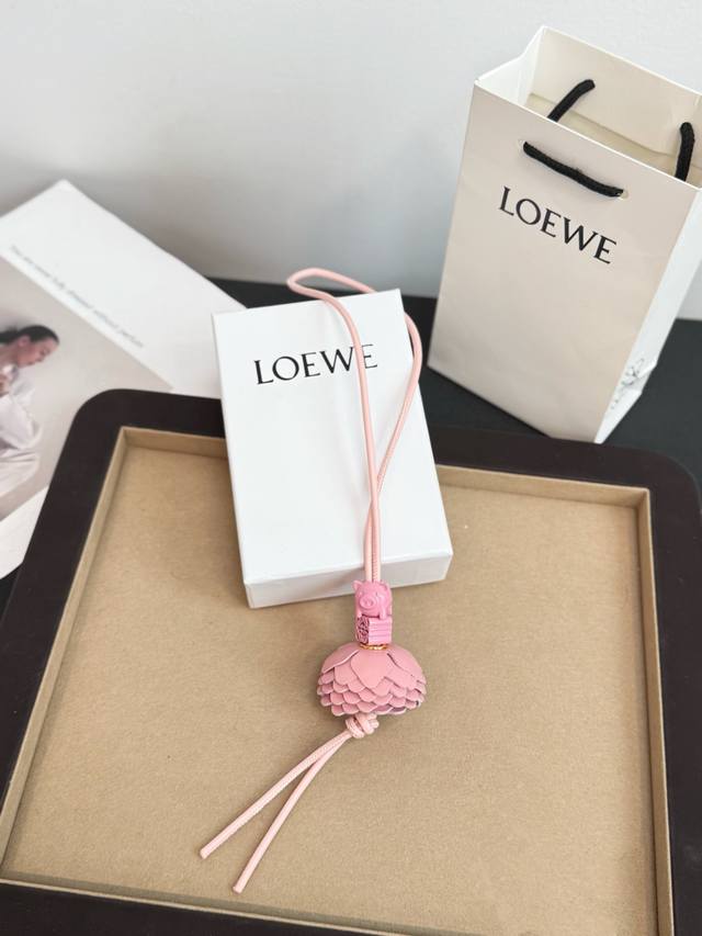 170新品 罗意威Loewe 动物系列-挂饰 挂件 牛皮革和醋酸纤维挂饰，连接有牛皮革环带和 Anagram骰子。灵感源自 puzzle 10周年多色典藏版