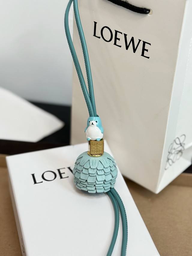 170 新品 罗意威Loewe 动物系列-挂饰 挂件 牛皮革和醋酸纤维挂饰，连接有牛皮革环带和 Anagram骰子。灵感源自 puzzle 10周年多色典藏