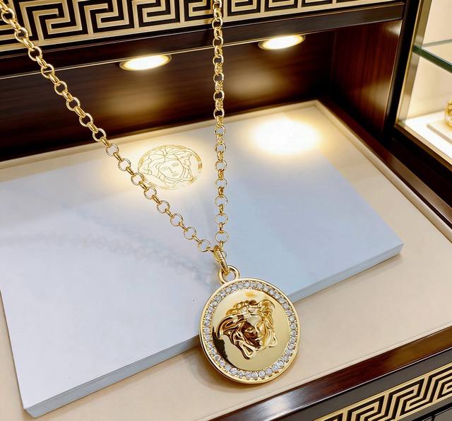p120 High-quality Versace necklace with Medusa head, original quality, new style