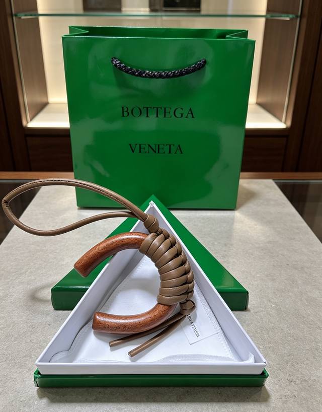 p90-Bottega Veneta 木编挂饰｜把意式极简揣进包里 温润胡桃木弧形轮廓，手工编织小羊皮肌理 柔和卡其色自带松弛氛围感 没有繁杂标识，低调的