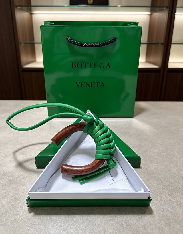 p90-Bottega Veneta 木编挂饰｜把意式极简揣进包里 温润胡桃木弧形轮廓，手工编织小羊皮肌理 柔和翠绿自带松弛氛围感 没有繁杂标识，低调的质