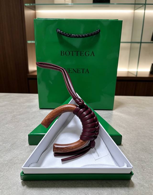 p90-Bottega Veneta 木编挂饰｜把意式极简揣进包里 温润胡桃木弧形轮廓，手工编织小羊皮肌理 柔和酒红自带松弛氛围感 没有繁杂标识，低调的质